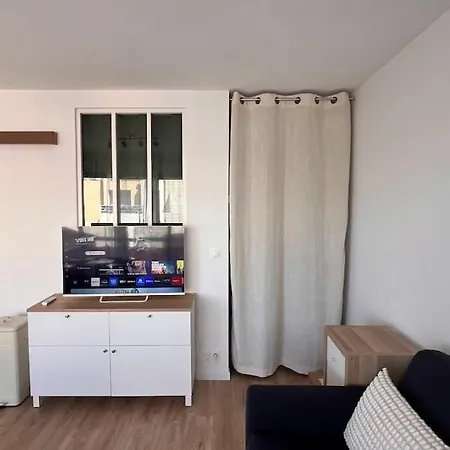 דירה Fully Renovated Studio, Terrace, Parking, 3 Min Walk *