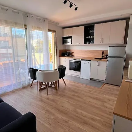 Fully Renovated Studio, Terrace, Parking, 3 Min Walk *