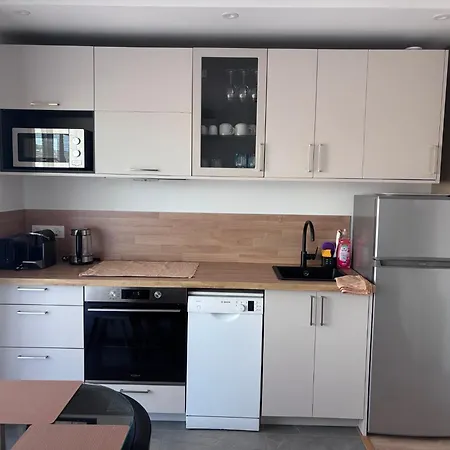 Fully Renovated Studio, Terrace, Parking, 3 Min Walk *