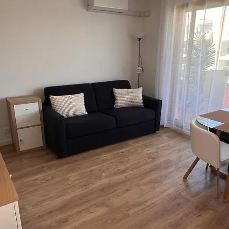 דירה Fully Renovated Studio, Terrace, Parking, 3 Min Walk אנטיב
