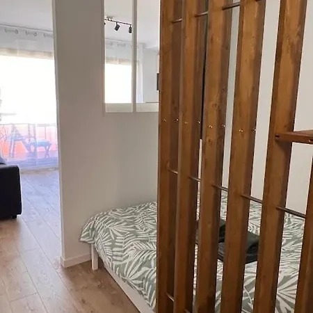 Fully Renovated Studio, Terrace, Parking, 3 Min Walk דירה *