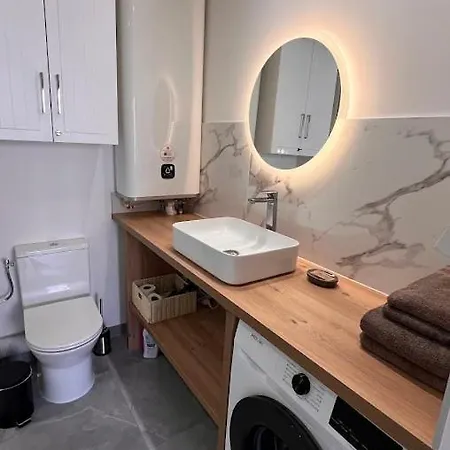 Fully Renovated Studio, Terrace, Parking, 3 Min Walk *
