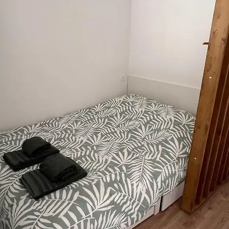 Fully Renovated Studio, Terrace, Parking, 3 Min Walk *