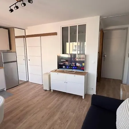 דירה Fully Renovated Studio, Terrace, Parking, 3 Min Walk *