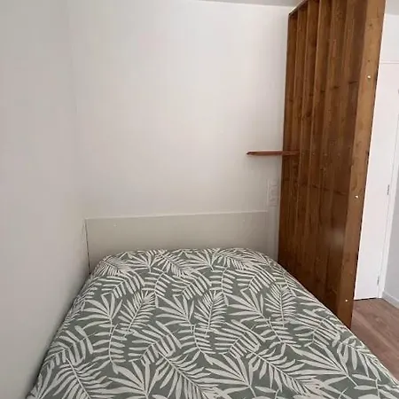 Fully Renovated Studio, Terrace, Parking, 3 Min Walk דירה