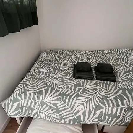 Fully Renovated Studio, Terrace, Parking, 3 Min Walk דירה *
