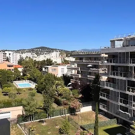 דירה Fully Renovated Studio, Terrace, Parking, 3 Min Walk *
